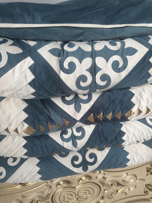 Көрпе жастық и Сандық