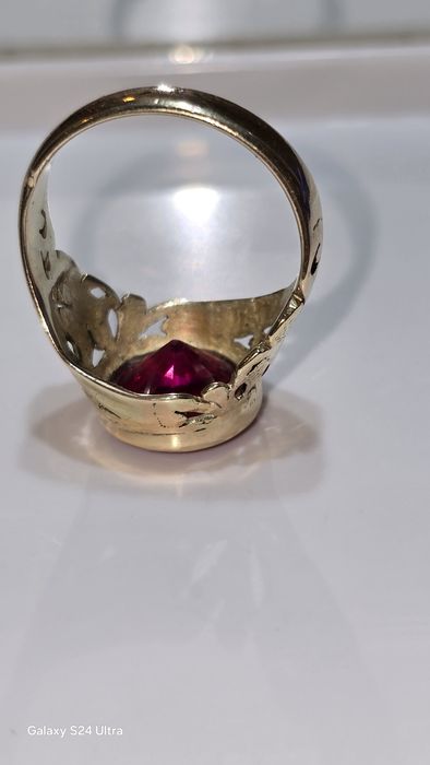 Златен мъжки пръстен с рубин