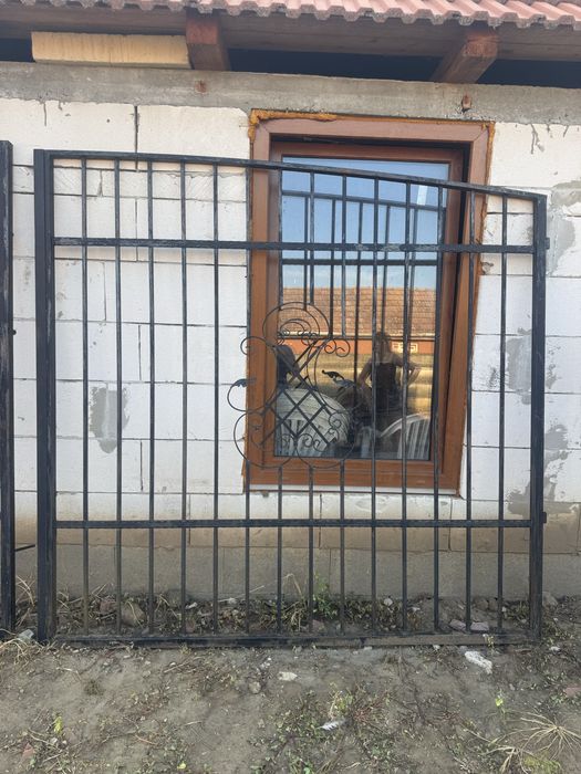De vânzare poartă !