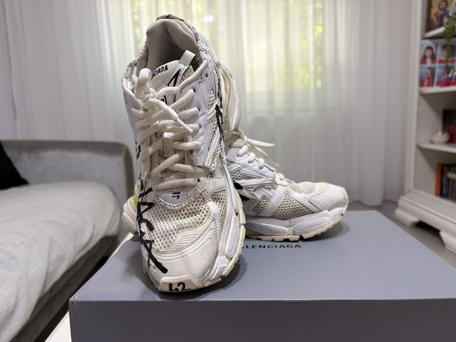 Balenciaga runner grafity