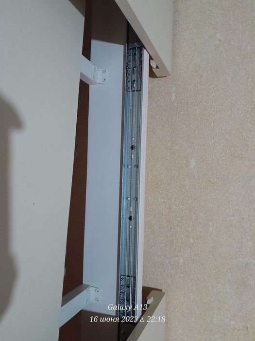 Гостинный стол вместительный