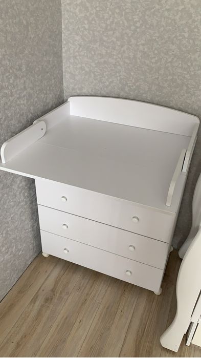 Продам кроватку маятник + комод