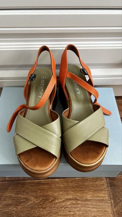 Продам босоножки кожаные