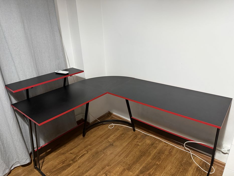 Birou gaming cu textura carbon