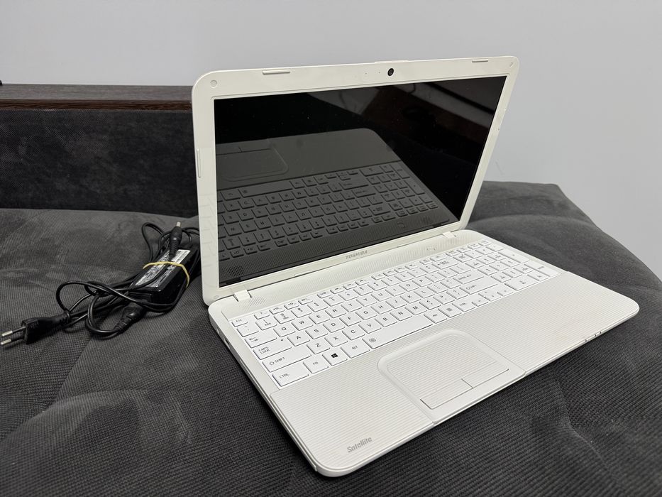 Лаптоп ТOSHIBA + зарядно