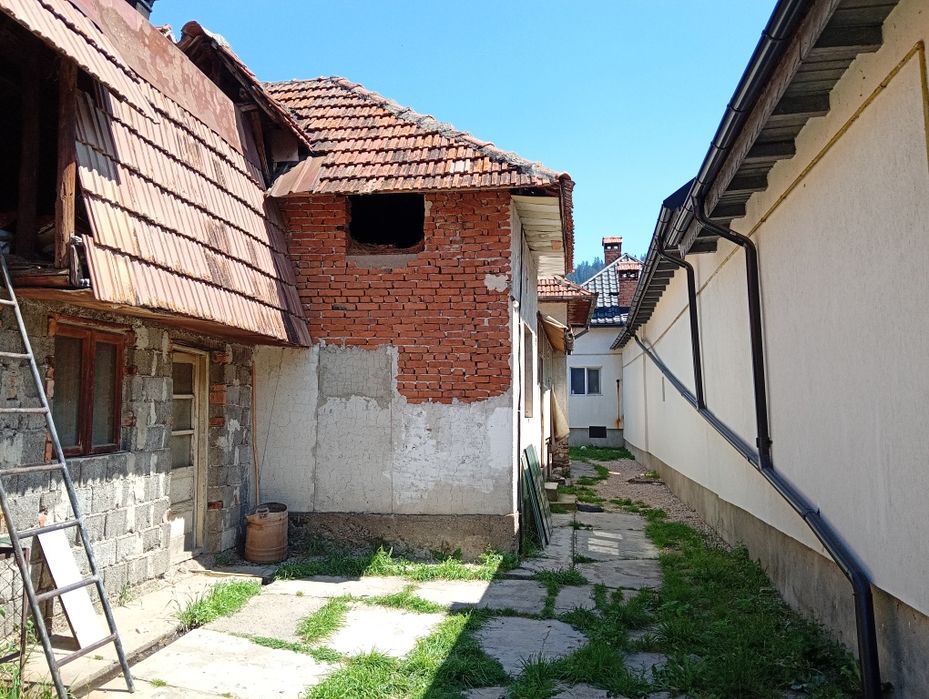Vând casă în Lerești la strada principală.