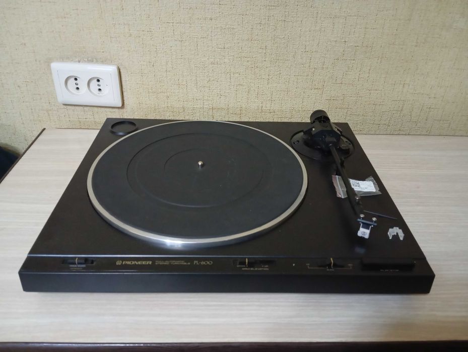 Продам проигрыватель винил дисков PIONEER.