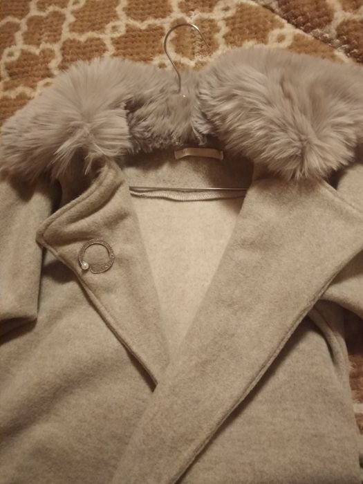 Bahor, kuz, qishning iliq kunlariga kiyish uchun palto sotiladi