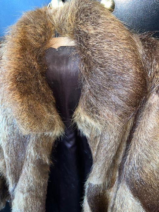 Палта-естествен косъм, също така има и зимни шапки от естествен косъм.