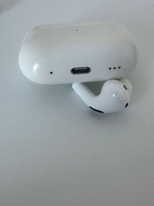 Продам кейс оригинал airpods pro 2