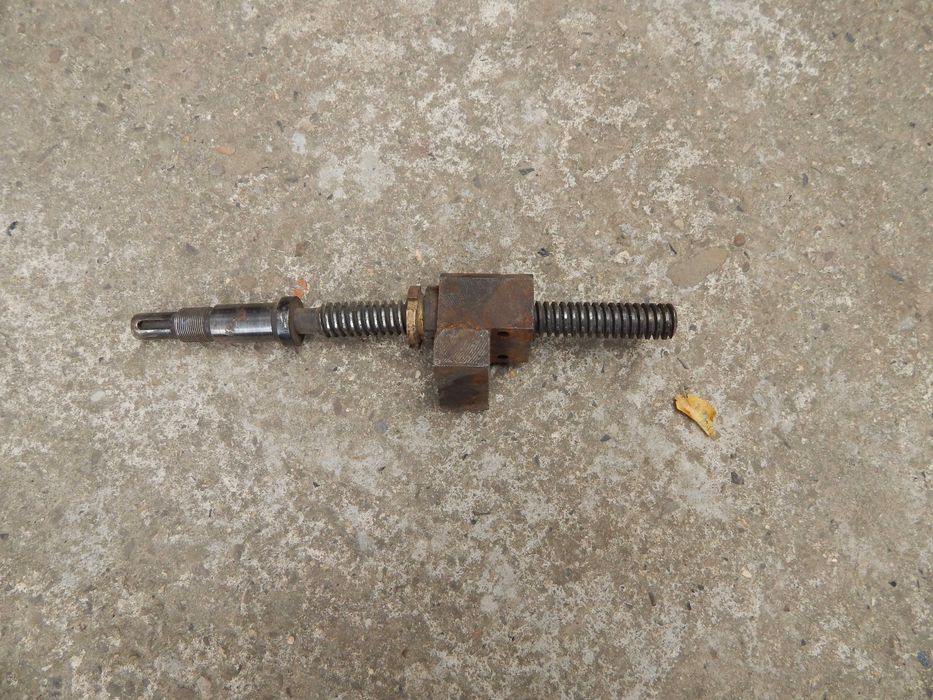 Винт за напречен супорт за струг