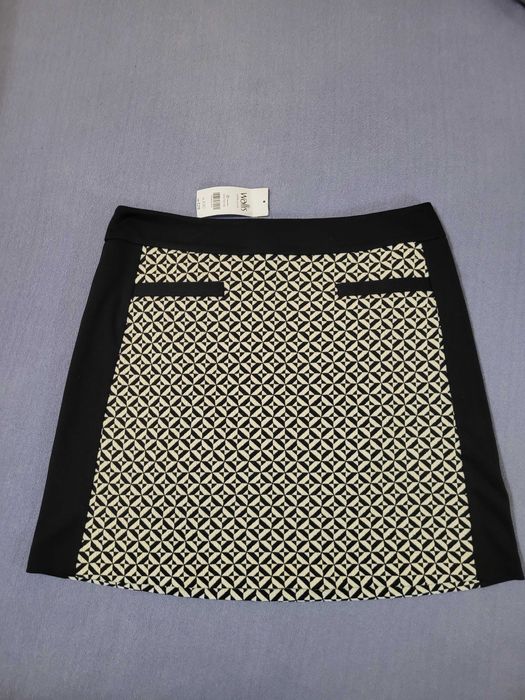 Wallis, UK,  fusta noua.