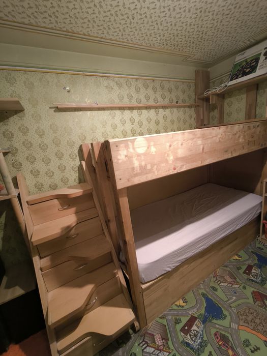 Pat supraetajat din lemn masiv –  cu scară-dulap și sertare