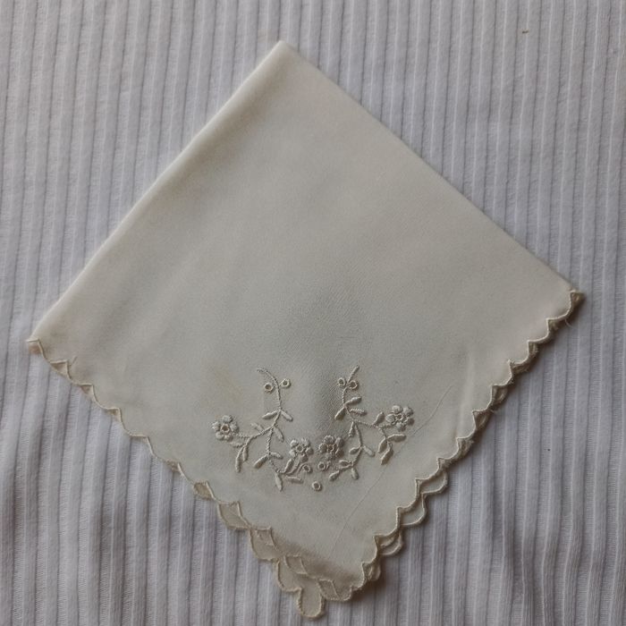 Продавам копринени, ръчно бродирани дамски кърпички.
