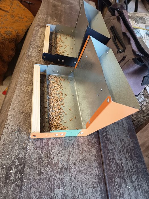 Хранилки за папагали и канари