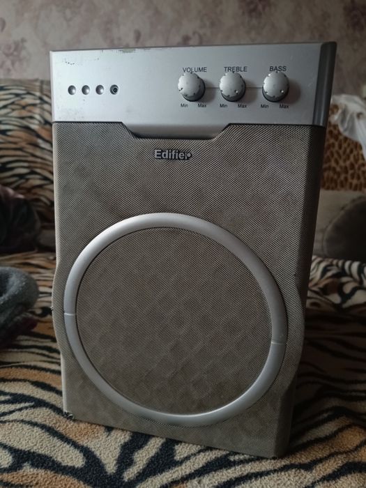 Продам сабвуфер Edifier R401