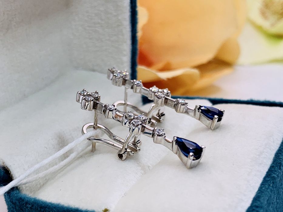 Лаконичные золотые серьги с бриллиантами и Сапфирами