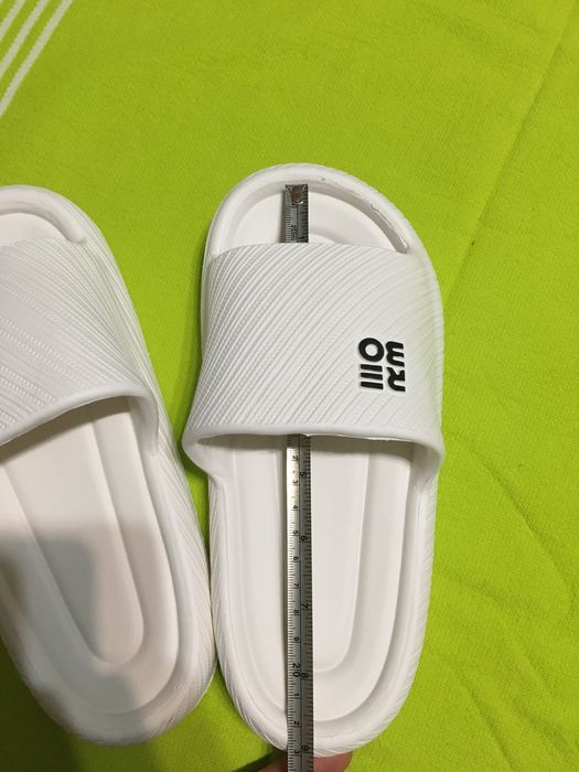 Papuci albi in trend