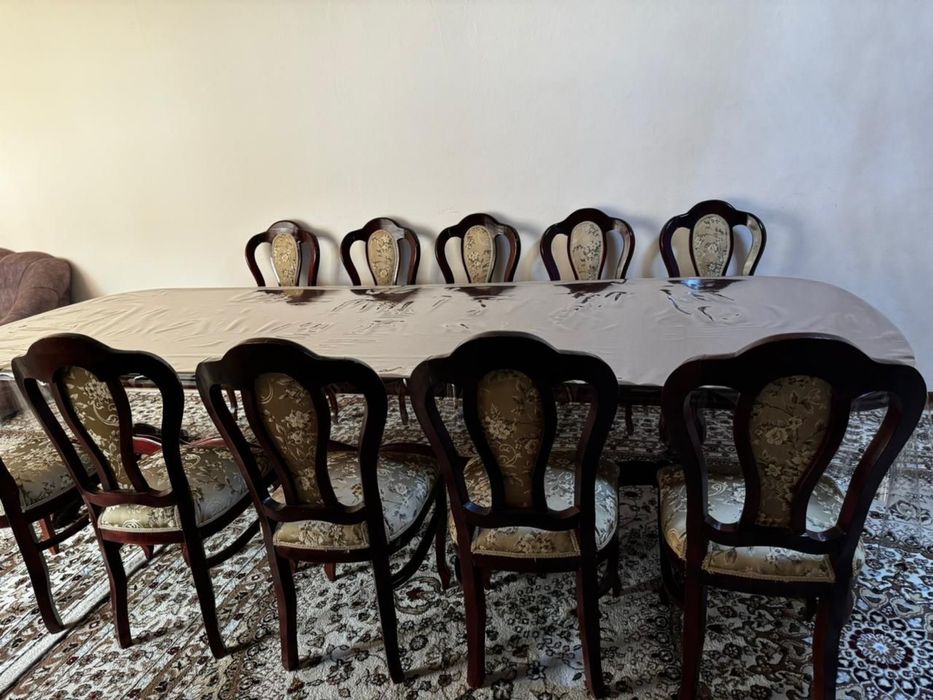 Стол со стульями