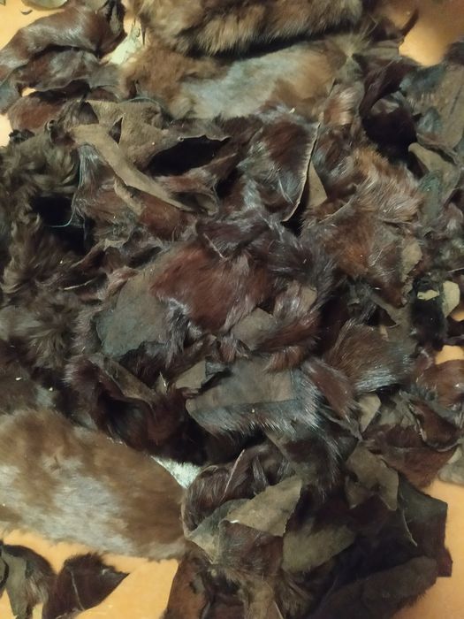 Меховые мужские шапки, шкурки кролика, меховые отходы.