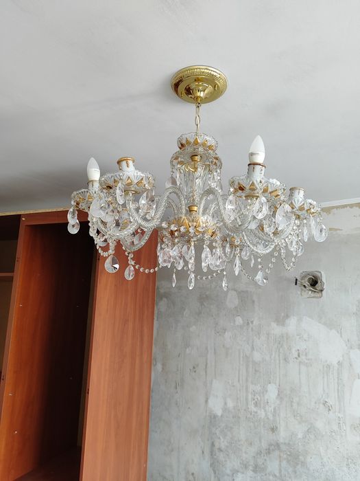 Продам люстру  на 8 лампочек