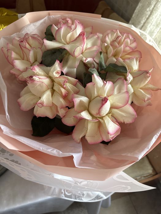 Гүл сатылады.