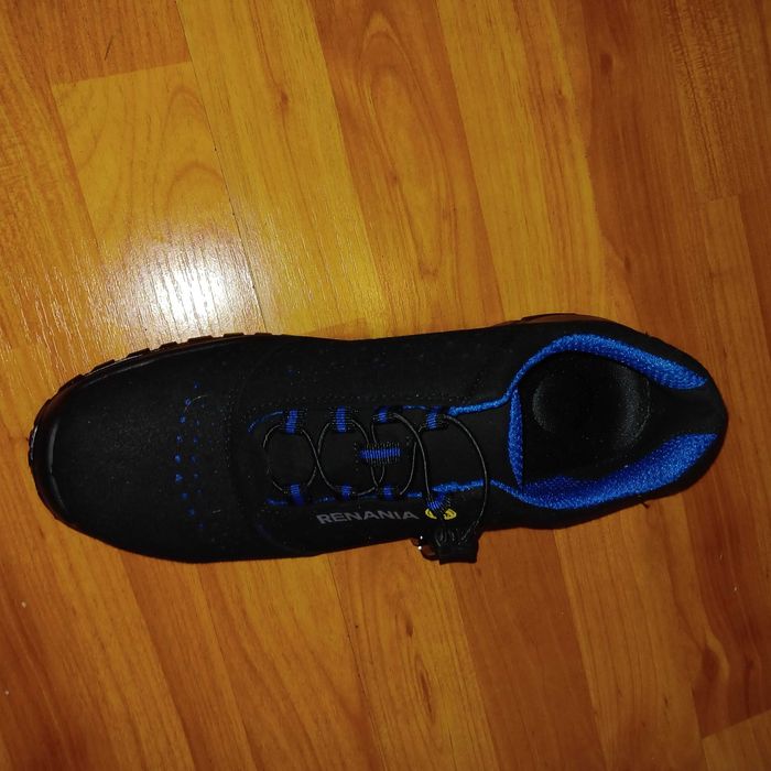 Vănd bocanci cu bombeu metalic!