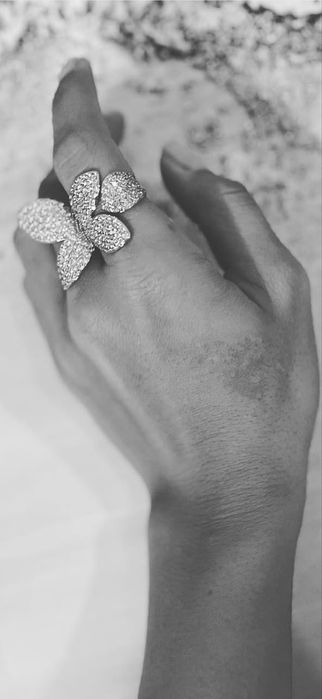 Пръстен в сребрист цвят с камъни