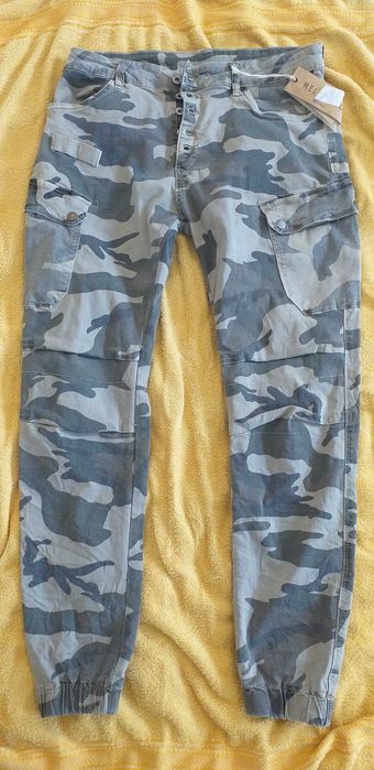 Pantaloni de firma, modele deosebite, la preturi atragatoare.