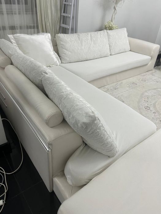 Диван белый High-tech дизайн