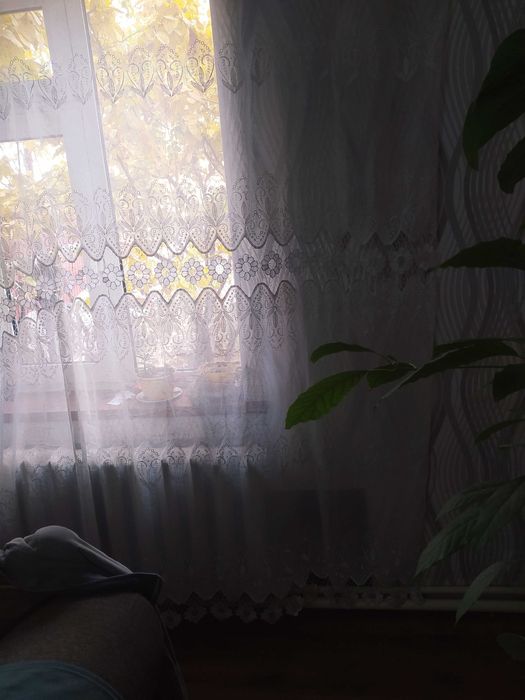 Продаются две  занавески. Цена договорная.