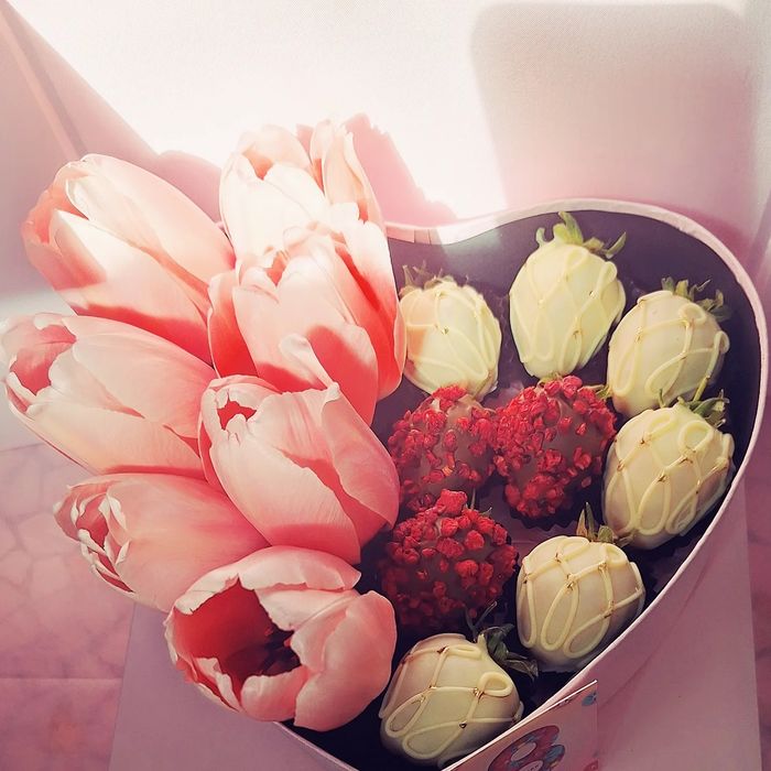 Клубника в шоколаде. Фрукты в шоколаде. Подарки