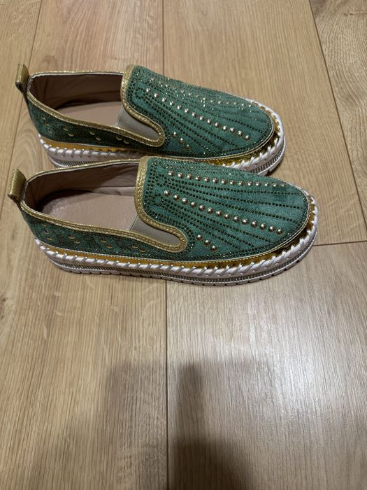 Мокасини с камъни