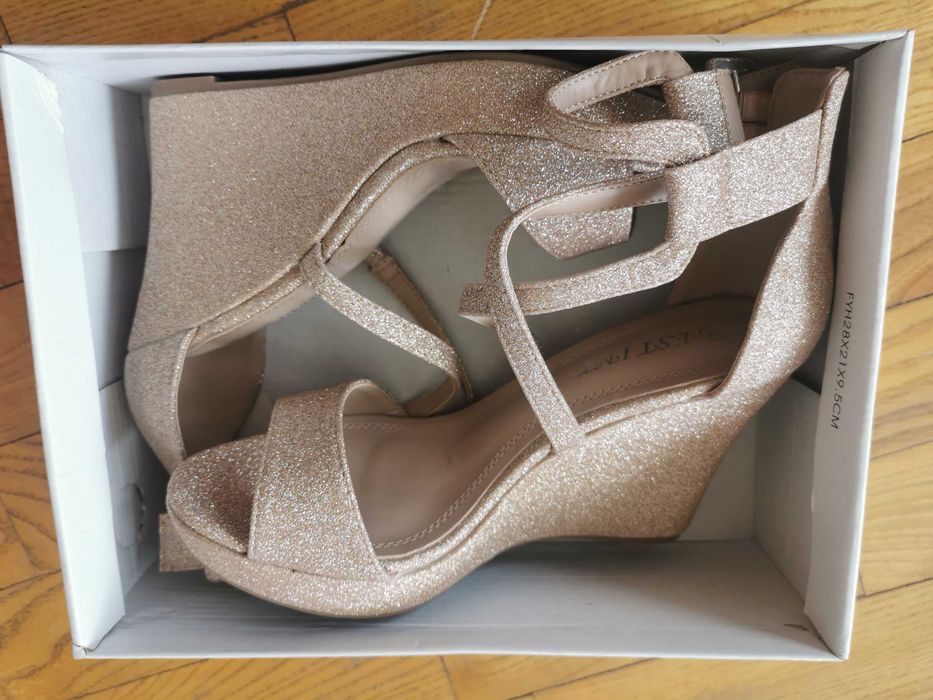 Дамски сандали на платформа