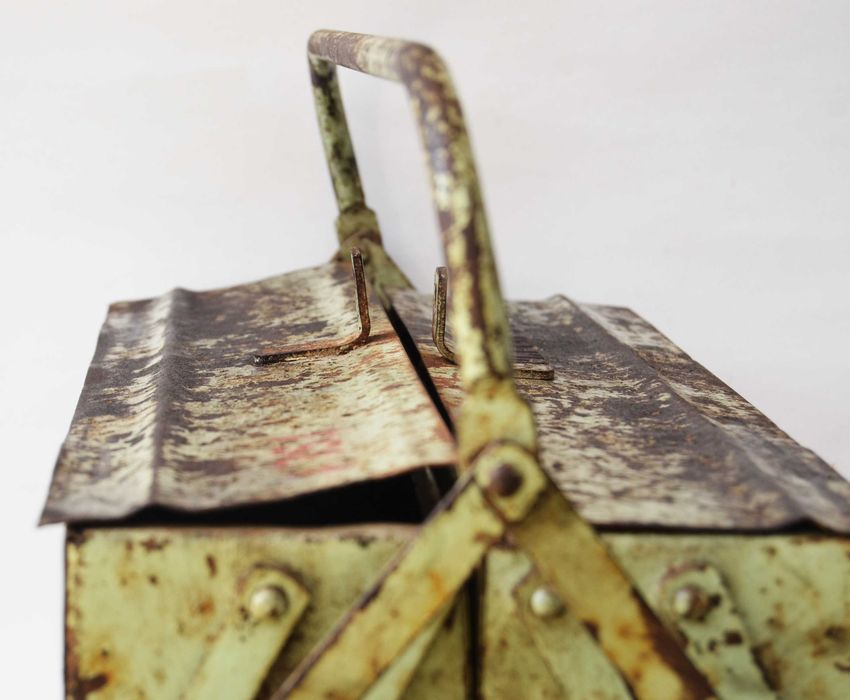 Lada veche de scule Brasov pentru masina, camion, tractor perioara RSR