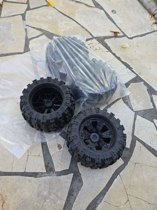 4 roți complete pentru mașini RC Monster Truck 1:8