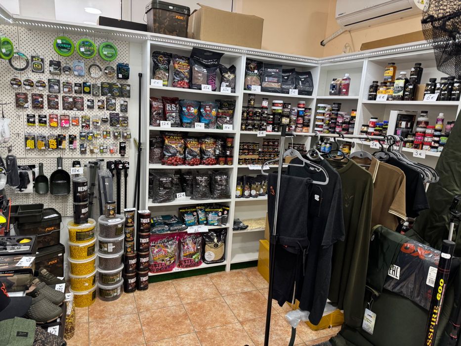 Стока и стелажи от риболовен магазин.