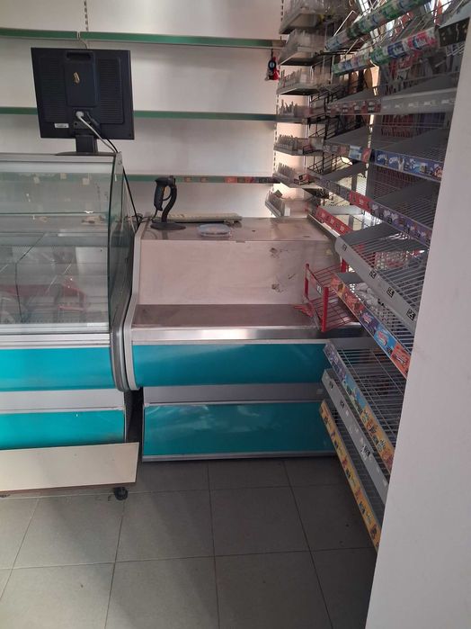 Продавам магазино оборудване