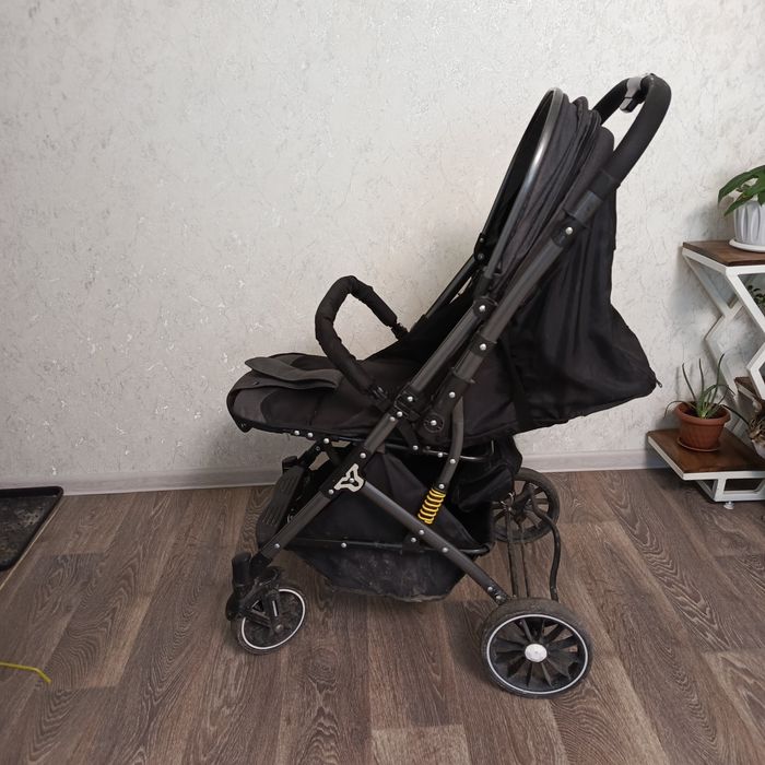 Продам прогулочную коляску