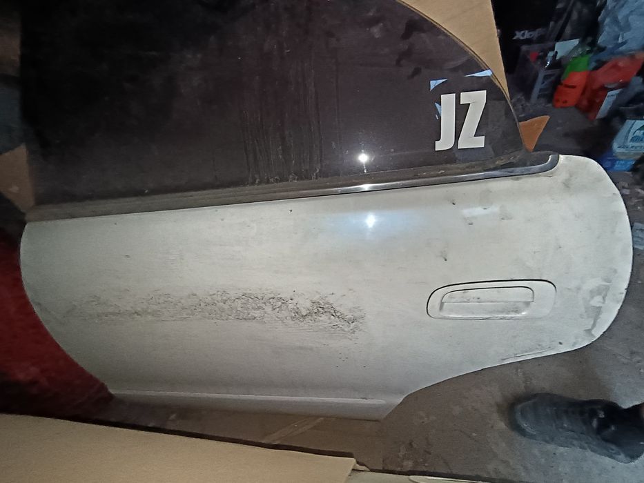 Продам двери на таета чайзер