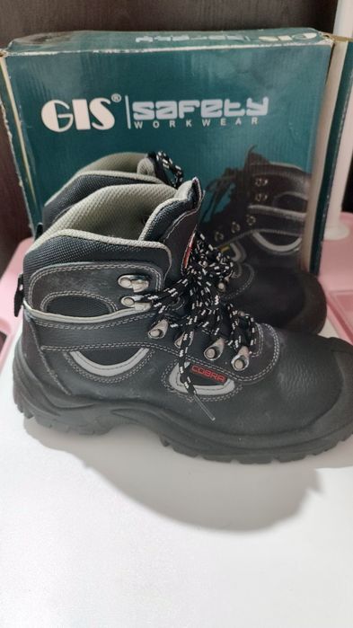 Продается новая спец.обувь