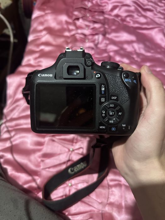 Фотопарат Canon 2000D