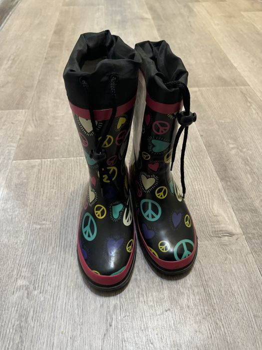 Продам резиновые сапоги и дождевик за 5000 тнг