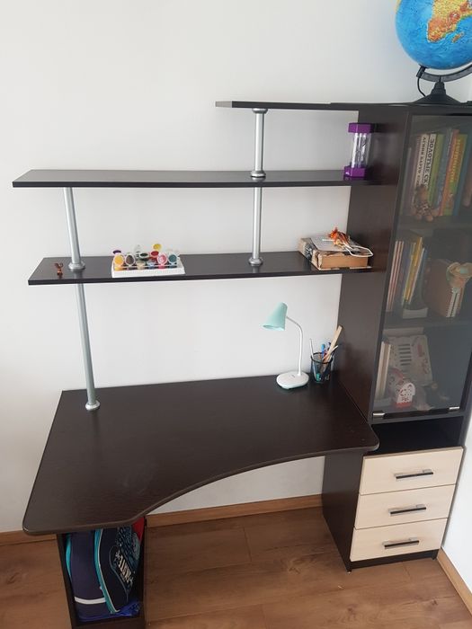 Продам стол со шкафом для ученика.