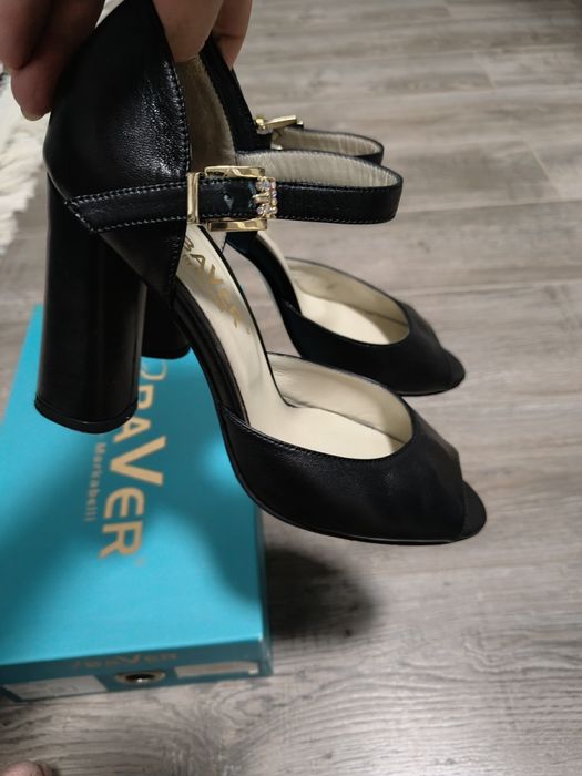 Продам босоножки Baver