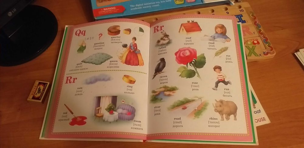 Книга-словарь для детей с английскими буквами и словами