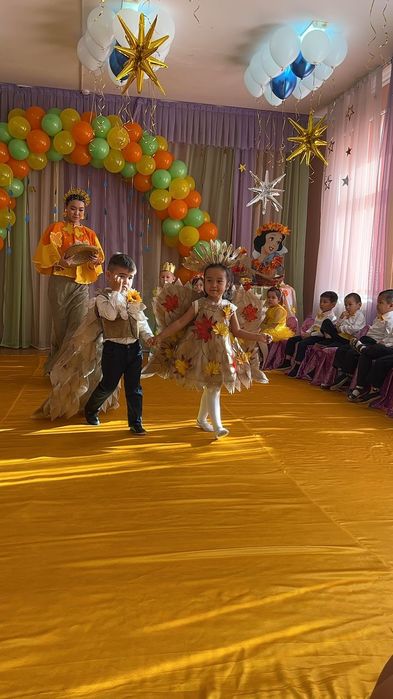 Продам малчиковый костюм осенний бал