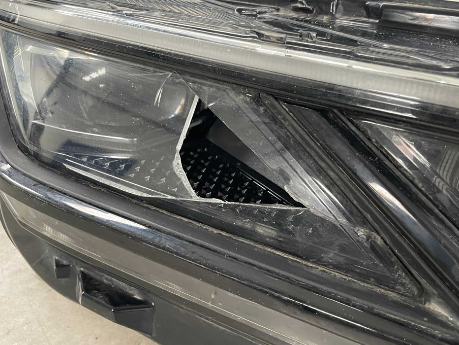 Far dreapta full led Vw Touareg CR sticla sparta