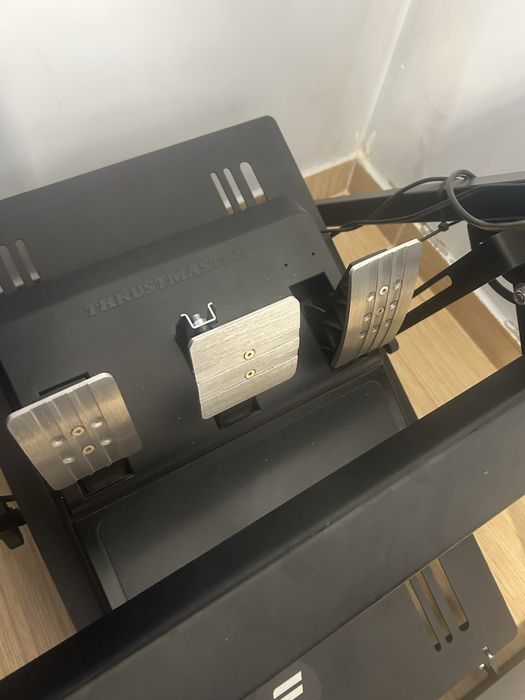 Simulator Thrustmaster t300