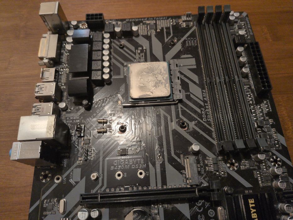 Pentru piese: Gigabyte B450M DS3H + Ryzen 5 1600